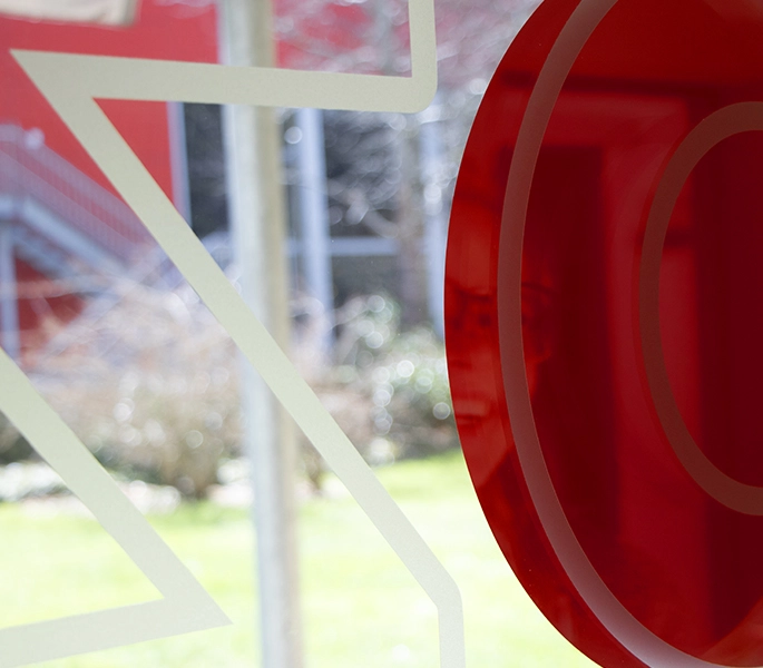 Design einer Fensterbeschriftung mit Blick nach aussen